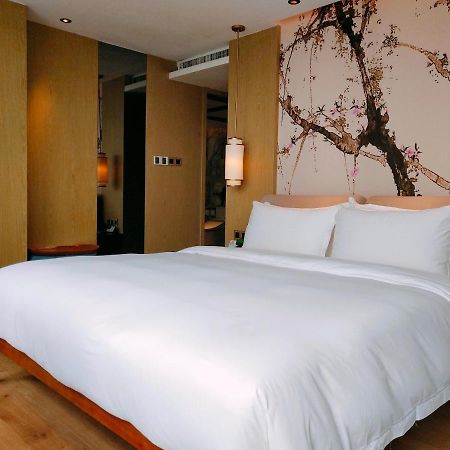 Howard Johnson Riverview Hotel Canton Esterno foto